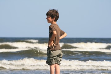 Kleiner Junge und groes Meer